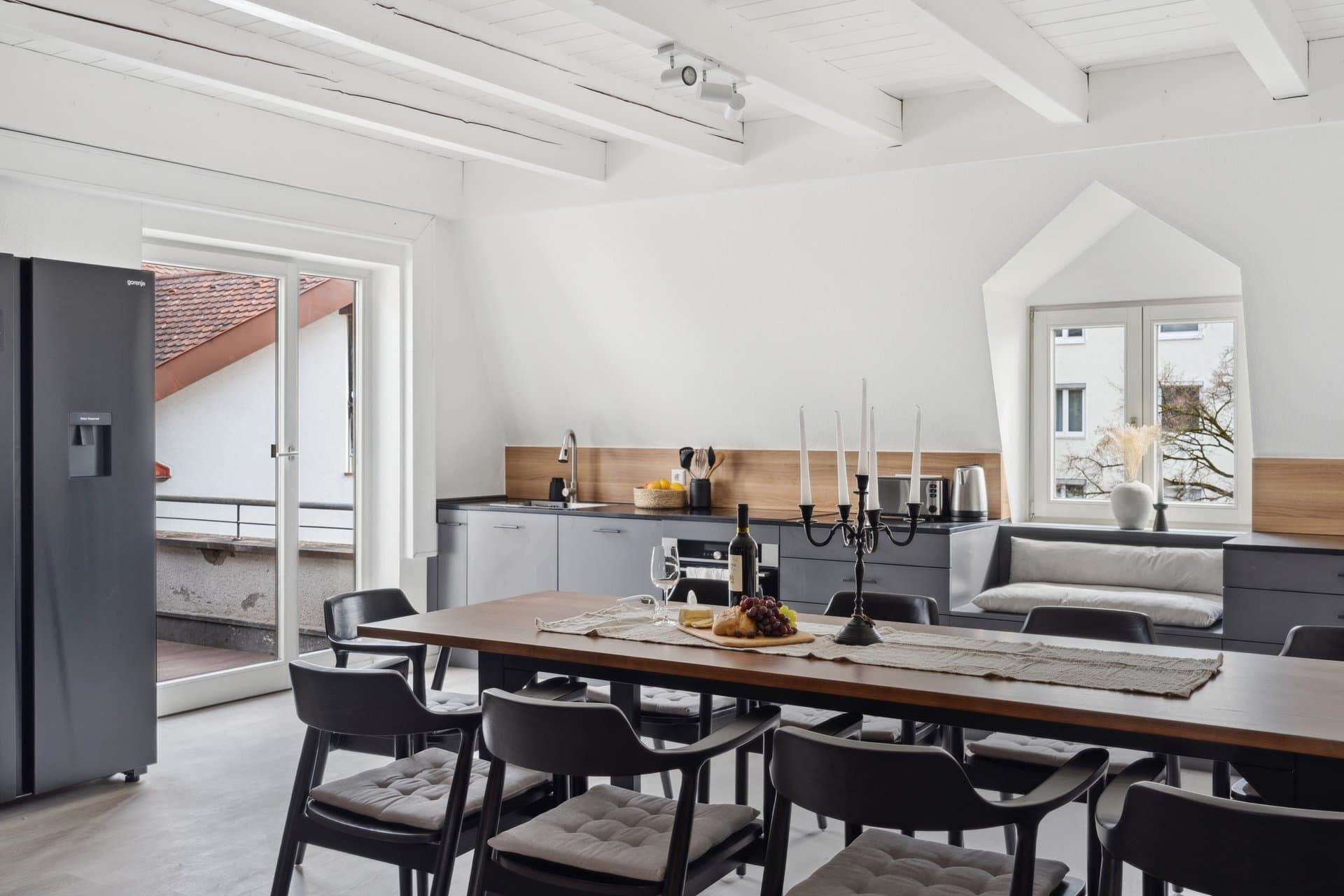 Kueche mit Balkonzugang — Bodenseeloft Tettnang